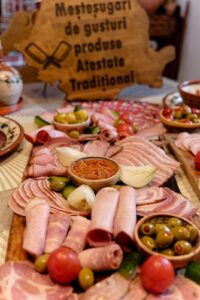 Platou cu mezeluri tradiționale, pregătite după rețete autentice românești. Gust desăvârșit, cu produse făcute ca odinioară — de la cârnați afumați și slăninuță fragedă, până la pastramă și jumări. Semnat de Meșteșugari de gusturi!