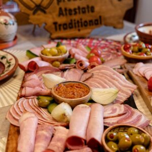 Platou cu mezeluri tradiționale, pregătite după rețete autentice românești. Gust desăvârșit, cu produse făcute ca odinioară — de la cârnați afumați și slăninuță fragedă, până la pastramă și jumări. Semnat de Meșteșugari de gusturi!