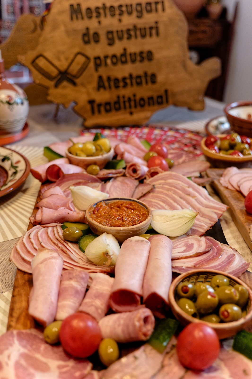 IMG-20250224-WA0044 Platou cu mezeluri tradiționale, pregătite după rețete autentice românești. Gust desăvârșit, cu produse făcute ca odinioară — de la cârnați afumați și slăninuță fragedă, până la pastramă și jumări. Semnat de Meșteșugari de gusturi!